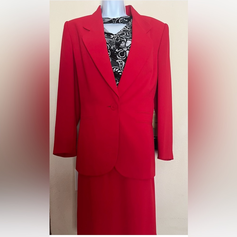 Le Suit skirt set in red